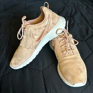 NIKE WOMENS ROSHE ONE PREMIUM SNEAKERS